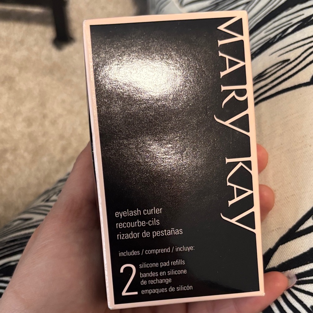 Mary Kay Eyelash Curler with Black Pads